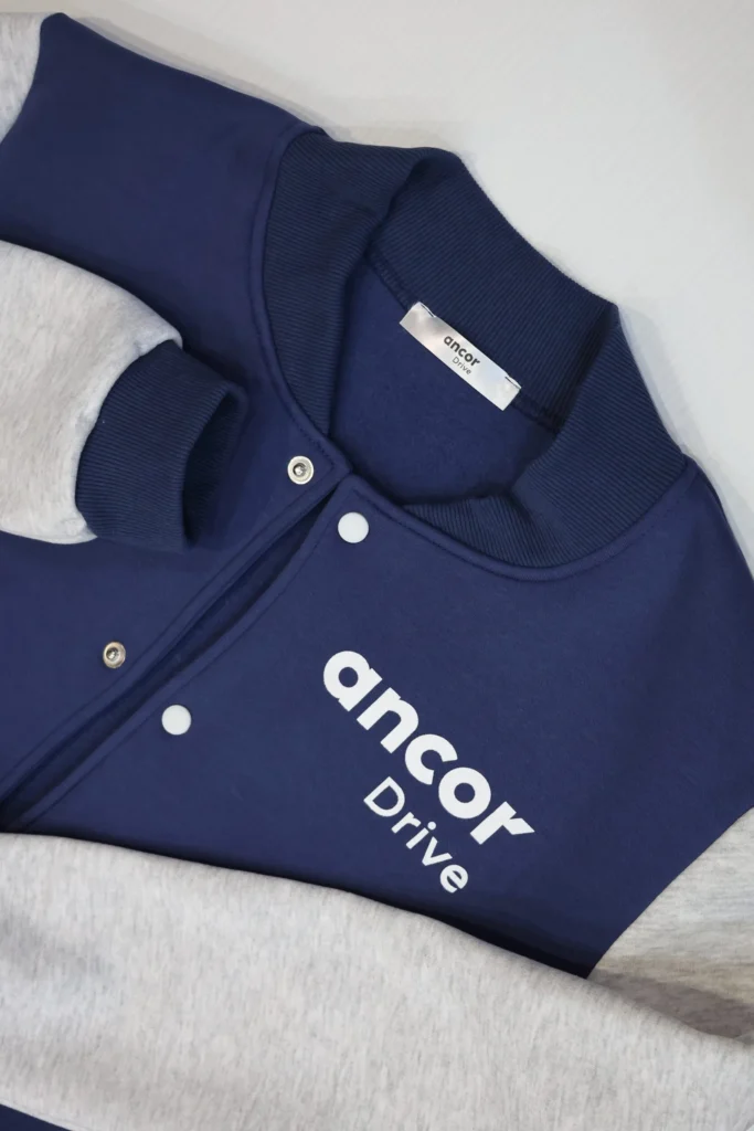 Сине-серый бомбер ANCOR Drive с логотипом на груди