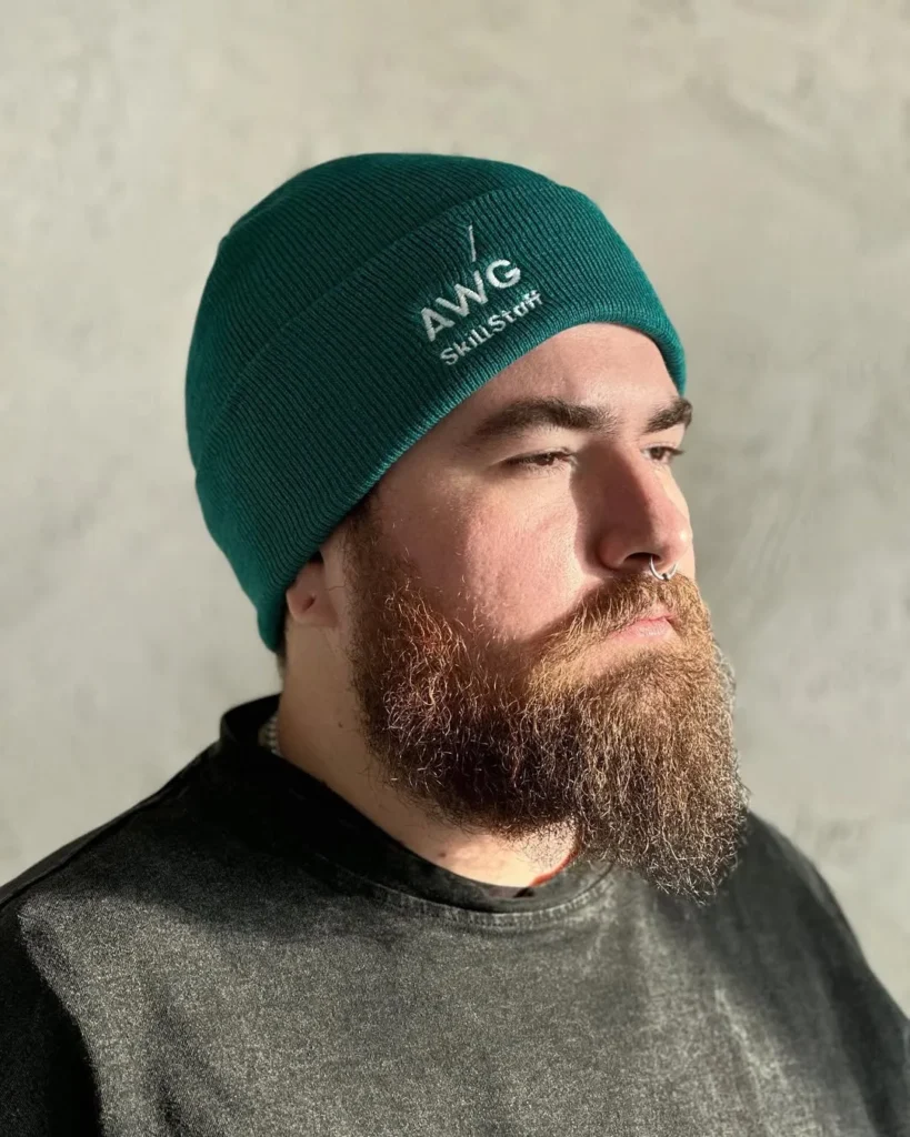 Модель в зеленой шапке AWG SkillStaff
