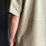 Бежевая футболка НольПлюс с минималистичным принтом