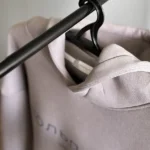 Деталь капюшона светлого худи НольПлюс