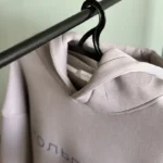Капюшон светлого худи НольПлюс крупным планом