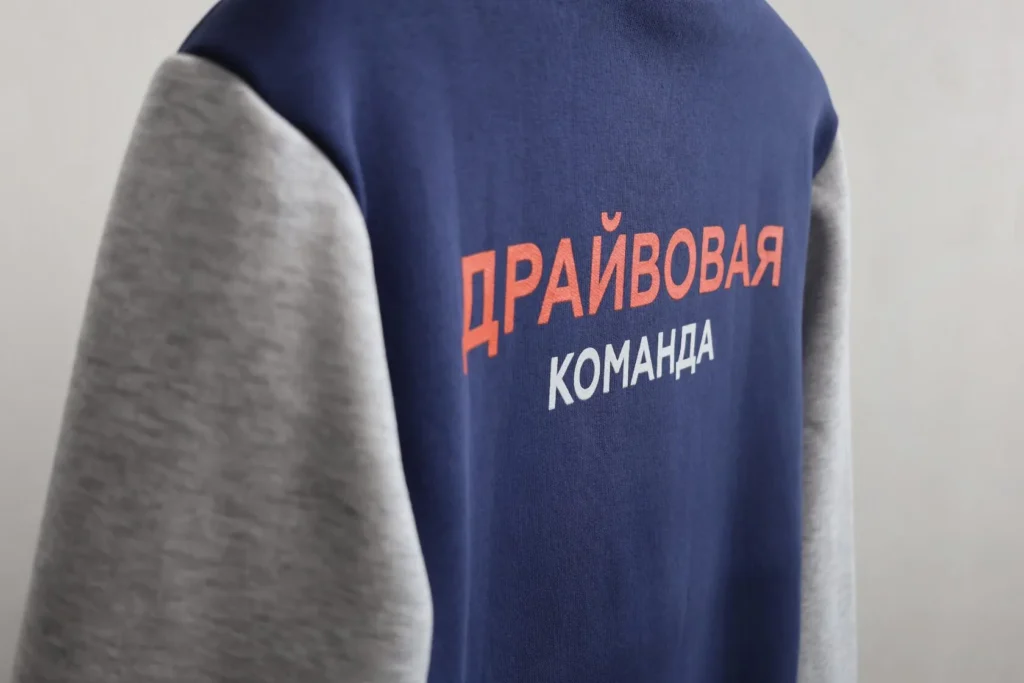 Спина бомбера ANCOR Drive с надписью Драйвовая команда