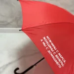 Красный зонт ЖК Домашний с белой надписью