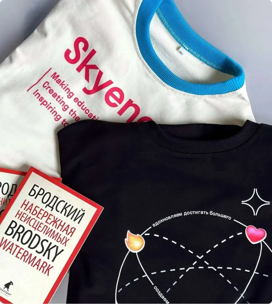 Белая и черная футболки SkyEng с фирменными принтами