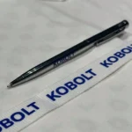 Черная ручка и белая лента Kobolt с логотипом