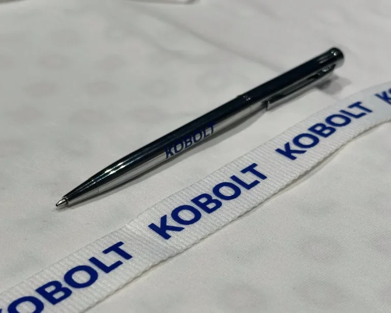 Черная ручка и белая лента Kobolt с логотипом